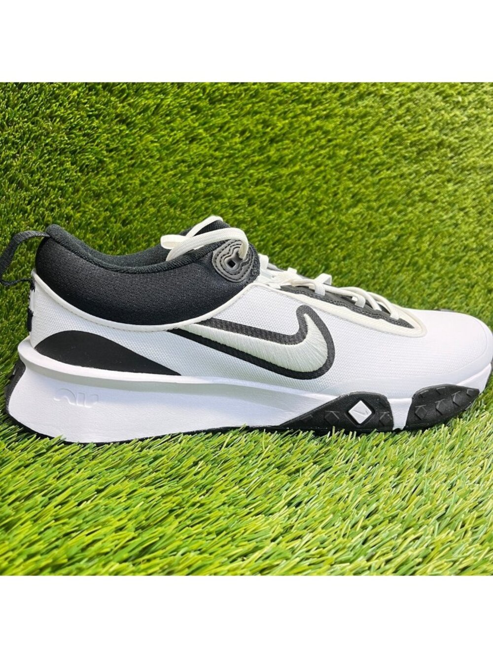 Nike Air Diamond Varsity Mens Size 12 White Athletic Baseball Spikeless Shoes